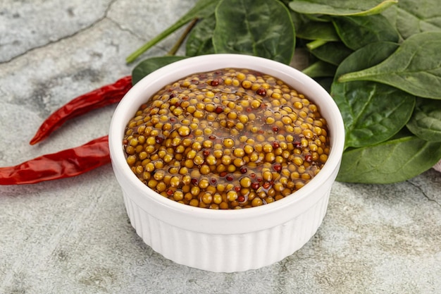 Salsa de mostaza de grano picante con condimento