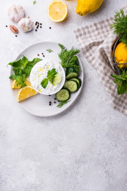 Salsa o aperitivo griego tradicional tzatziki