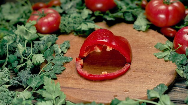 Salsa páprica e tomate na mesa da cozinha