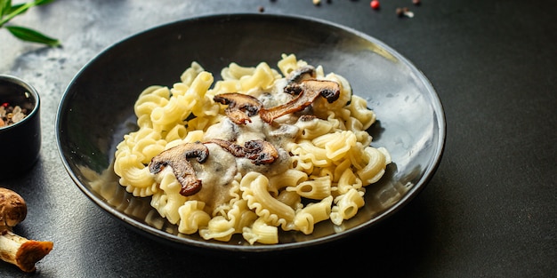 Salsa de pasta creste di galla con champiñones y nata