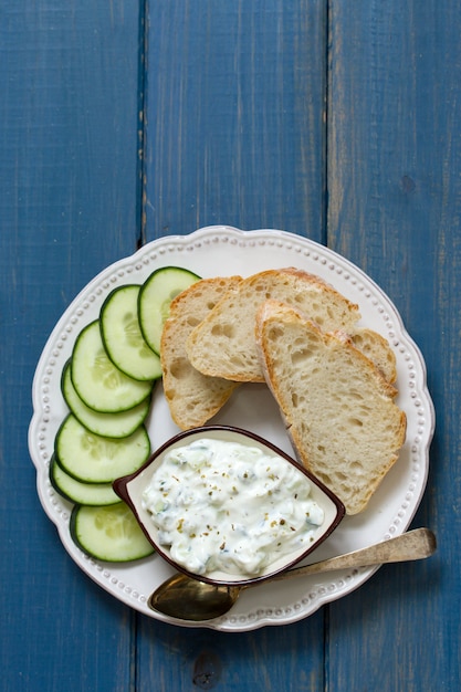 Salsa de pepino con pan en plato