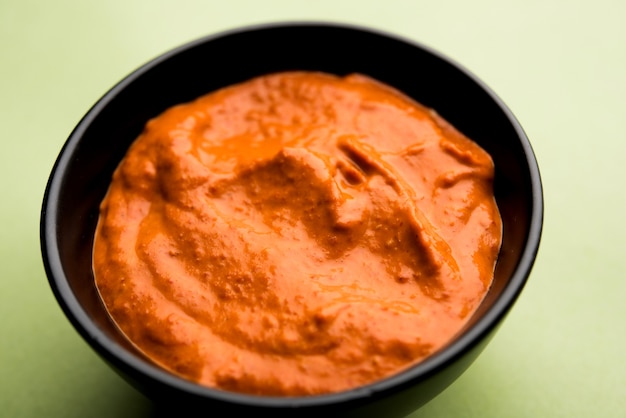 Salsa Peri Peri en un cuenco, originaria de portugal, es una salsa picante elaborada con piri piri o chiles ojo de pájaro africanos. enfoque selectivo
