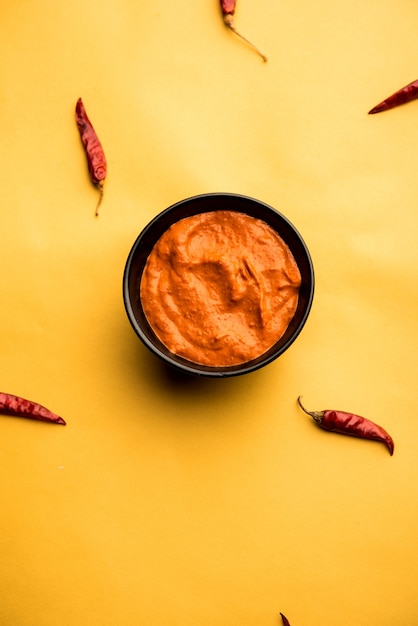 Foto salsa peri peri en un cuenco, originaria de portugal, es una salsa picante elaborada con piri piri o chiles ojo de pájaro africanos. enfoque selectivo