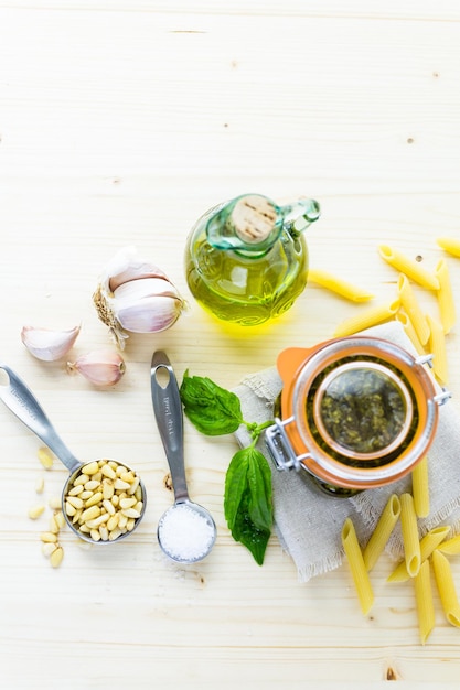 Salsa de pesto de albahaca casera con ingredientes frescos.