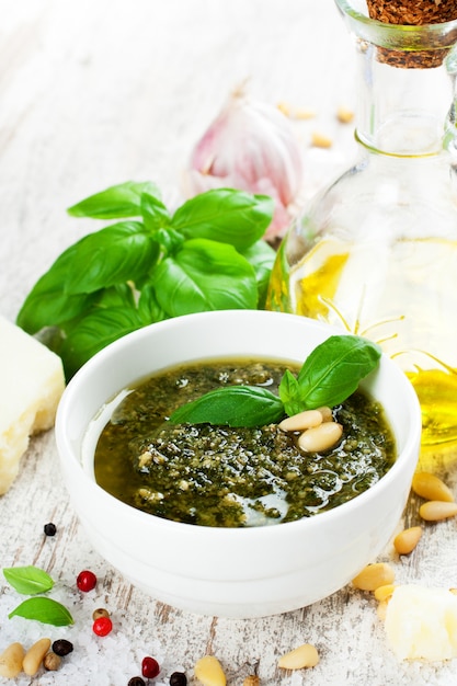 Salsa de pesto de albahaca e ingredientes frescos