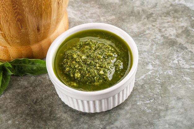 Salsa de pesto de albahaca vegetariana hecha en casa en Italia