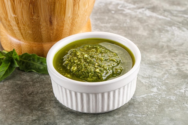 Salsa de pesto de albahaca vegetariana hecha en casa en Italia