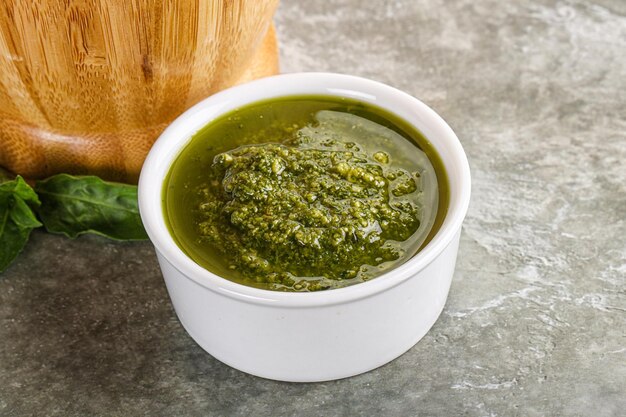 Foto salsa de pesto de albahaca vegetariana hecha en casa