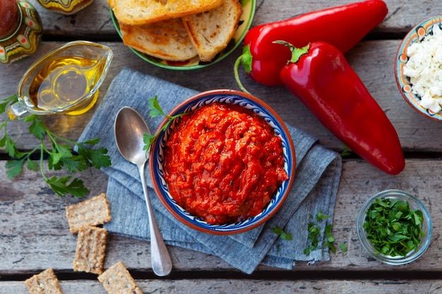 Salsa picante de verduras lutenica pindjur Comida tradicional balcánica Vista superior