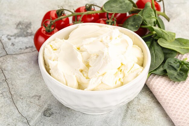 Salsa de queso crema suave en el tazón