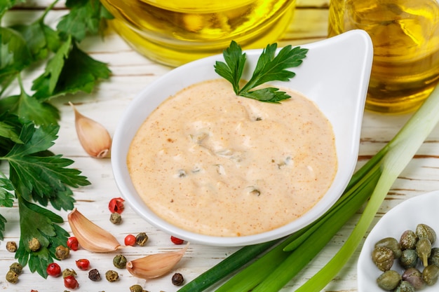 Salsa de remoulade francesa tradicional casera