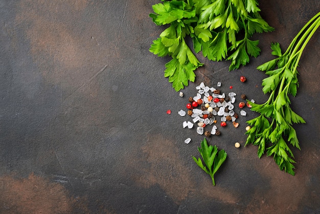 Salsa, sal e pimenta. fundo culinário