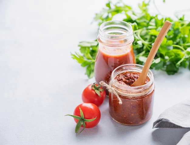 Salsa-Sauce ist eine traditionelle mexikanische Sauce mit Tomaten und Peperoni auf hellem Hintergrund mit frischen Kräutern