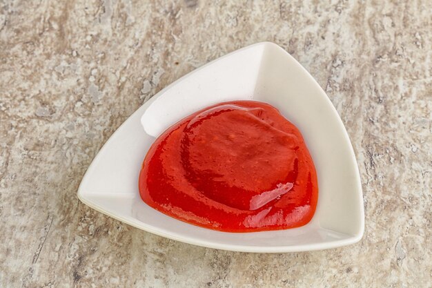 Salsa Sriracha caliente y picante en el cuenco