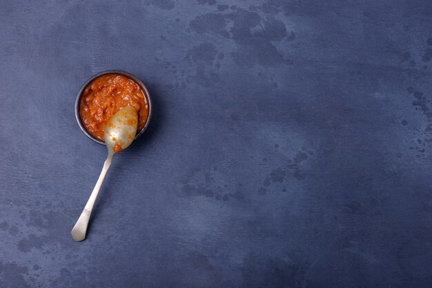 Foto salsa en un tazón con cuchara