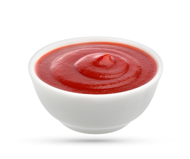 Salsa de tomate aislada en blanco