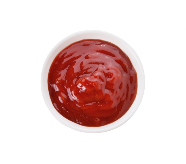 Salsa de tomate aislada sobre fondo blanco