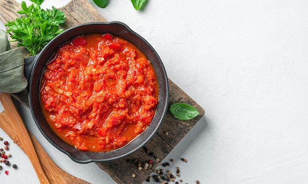 Salsa de tomate casera clásica en una sartén