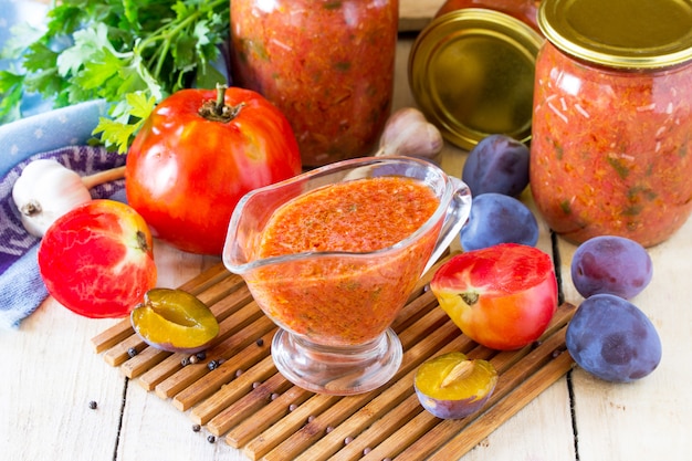 Salsa de tomate y ciruela con verduras