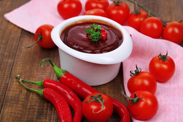 Salsa de tomate en un cuenco en una mesa de madera de primer plano