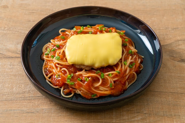 Salsa de tomate espagueti con hamburguesa y queso en placa