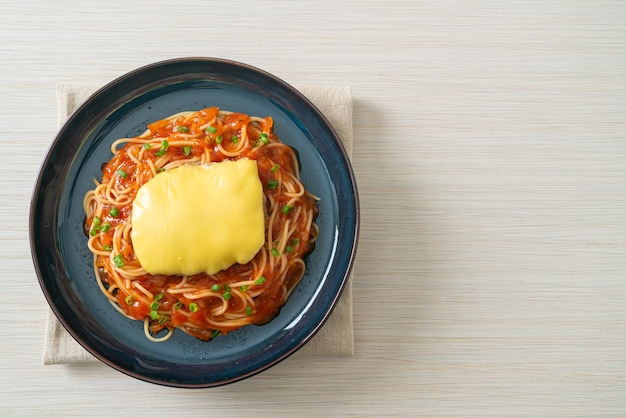 Salsa de tomate espagueti con hamburguesa y queso en placa