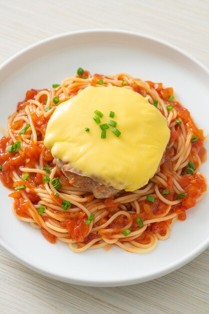 Salsa de tomate espagueti con hamburguesa y queso en placa