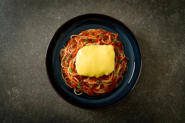 Salsa de tomate espagueti con hamburguesa y queso en placa