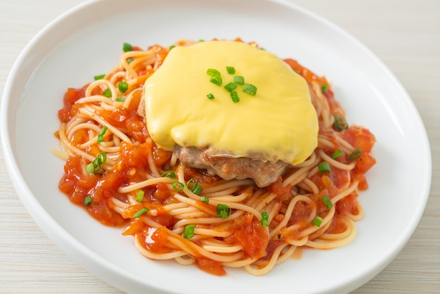 Salsa de tomate espagueti con hamburguesa y queso en placa