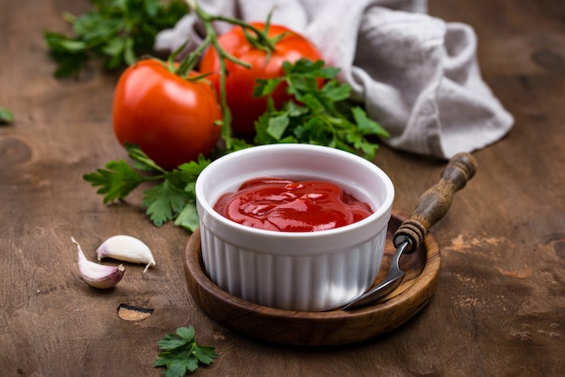 Foto salsa de tomate fresca casera con ajo