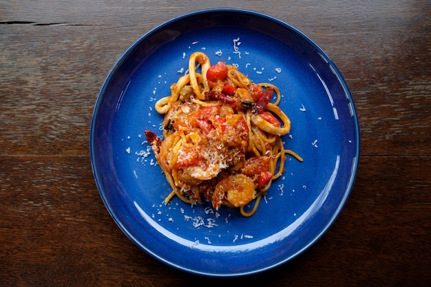 salsa de tomate de mariscos espaguetis en la mesa de madera