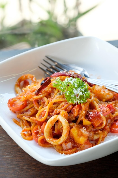 salsa de tomate de mariscos espaguetis en la mesa de madera