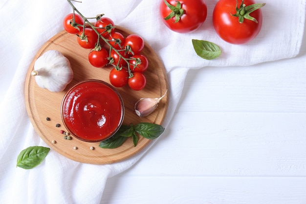 Salsa de tomate en la mesa salsa de tomate tomates frescos