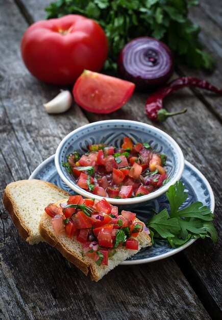 Salsa de tomate mexicano y tostadas.