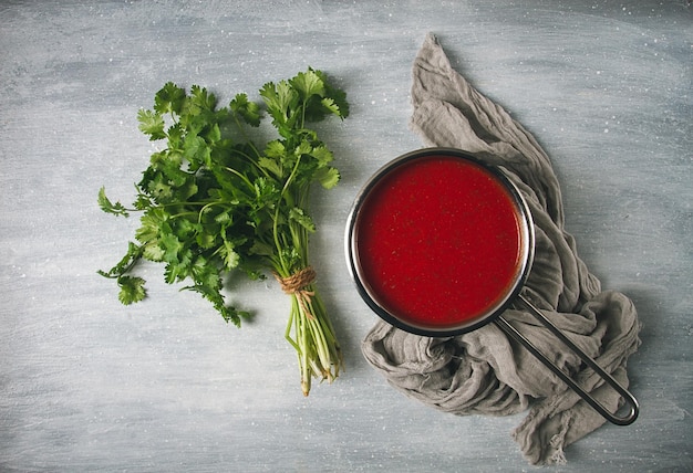 Salsa de tomate con pimienta y especias Satsebeli cocina georgiana salsa roja vista superior casera sin gente sobre un fondo gris