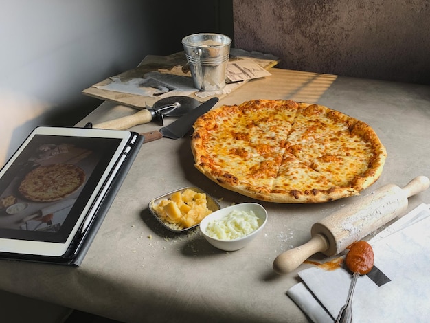 Salsa de tomate para pizza al estilo de Nueva York y queso mozzarella derretido en la mesa