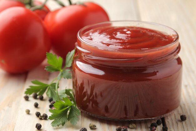 Salsa de tomate rojo en un bol de vidrio