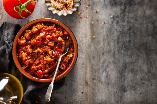 Salsa de tomate sabrosa fresca en mesa gris