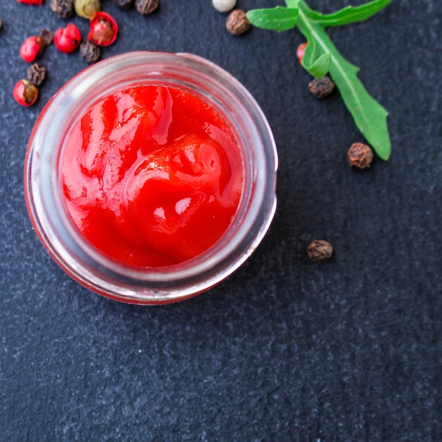 Foto salsa de tomate en una salsera sobre la mesa