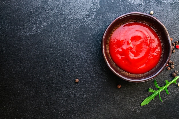 salsa de tomate en una salsera sobre la mesa