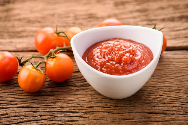 Foto salsa de tomate con tomate fresco