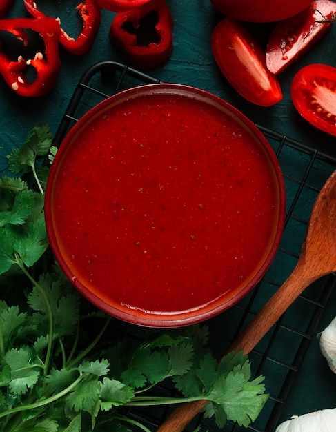 Salsa de tomate tomates y pimiento dulce salsa Satsebeli georgiana con ingredientes sobre un fondo oscuro vista superior primer plano sin gente