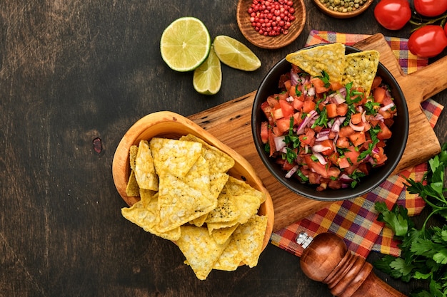 Salsa de tomate tradicional mexicana con nachos e ingredientes tomates, chile, ajo, cebolla