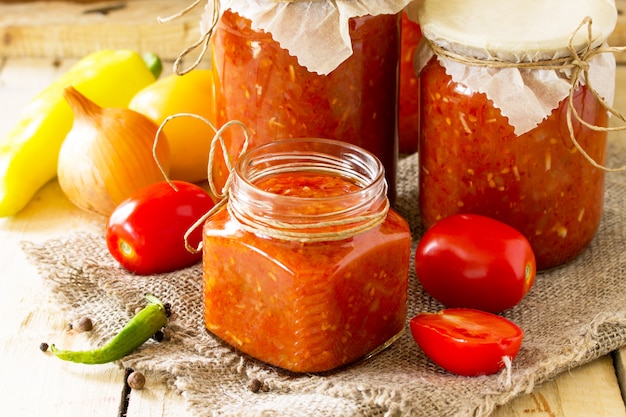 Salsa de tomate con verduras en frascos