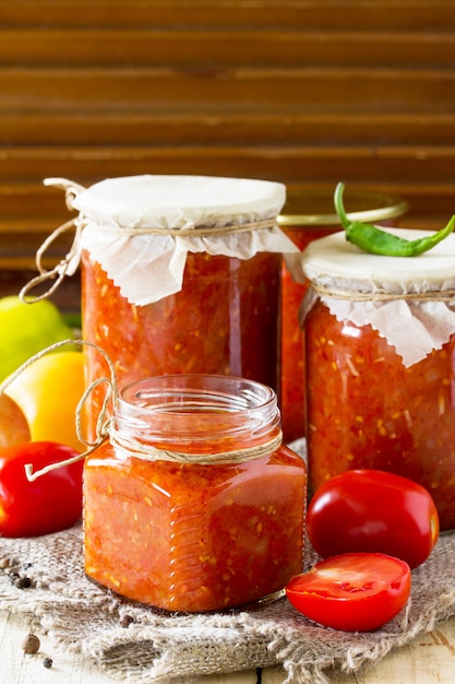 Salsa de tomate con verduras en frascos