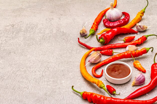 Salsa tradicional Sriracha con ingredientes