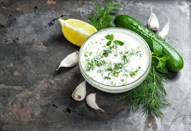 Salsa de Tzatziki pepino ajo eneldo fondo de la comida