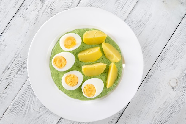 Salsa verde de Frankfurt aderezada con patatas hervidas y huevos