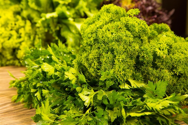 Salsa verde fresca em um fundo de madeira Tempero para a cozinha