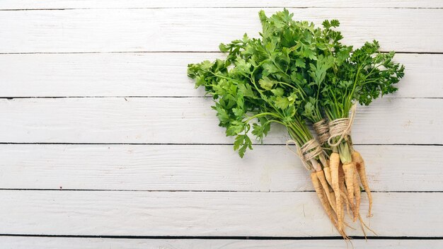 Salsa verde fresca Salsa de raiz Em um fundo de madeira Vista superior Copie o espaço